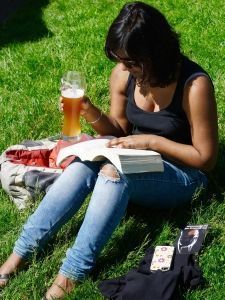 mujer con cerveza en un parque